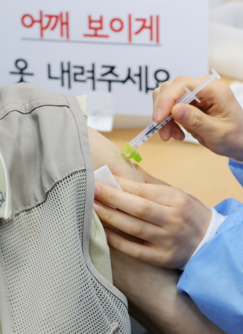 ▲ 12일 오후 서울 강동구 예방접종센터에서 한 어르신이 백신을 접종받고 있다. 연합뉴스