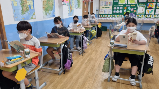 ▲ 경북지역 한 초등학교 학생들이 아침 독서시간을 이용해 책을 읽고 있다.