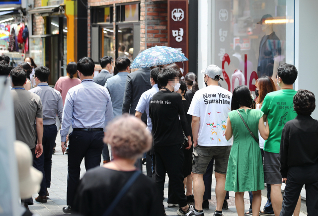 ▲ 21일 서울 명동의 한 음식점 앞에 시민들이 좁은 간격을 두고 입장을 기다리고 있다. 연합뉴스