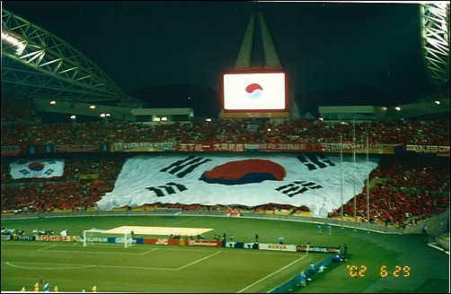 ▲ 2002년 6월29일 대구월드컵경기장(현재 대구스타디움)에서 개최된 한국-터키 월드컵 축구경기 중 붉은악마 응원단의 모습.