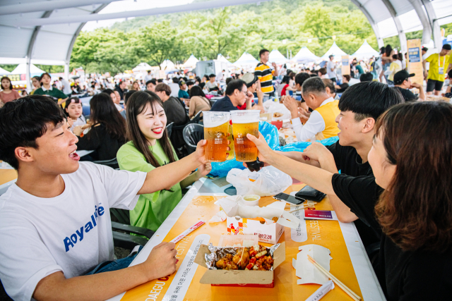▲ 2019년 열린 치맥페스티벌에서 시민들이 치킨과 맥주를 즐기고 있다. 한국치맥산업협회 제공