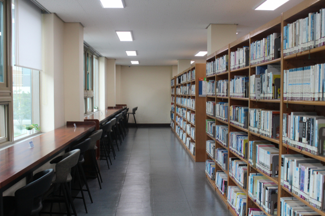 ▲ 경북도교육청 구미도서관에 비치된 도서. 구미도서관은 27만여 권의 장서를 보유하고 있다.