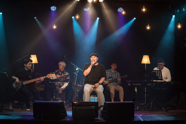 ▲ 코맨스밴드가 지난 2월 소규모 라이브 공연장인 락왕에서 공연을 하고 있다.