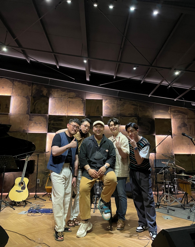 ▲ 코맨스밴드가 지난 6월 대구 수성구에 있는 재즈클럽 베리어스에서 무대를 끝내고 기념 촬영을 하고 있다.