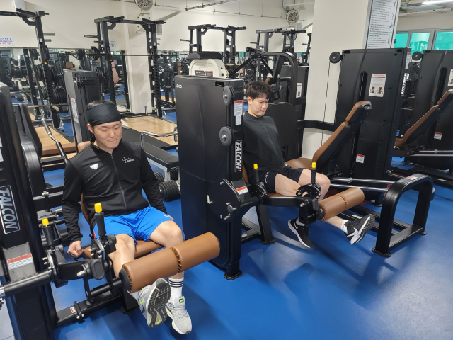 ▲ 대구팀 선수들이 하체 근력을 강화하기 위해 웨이트 훈련을 하고 있다.