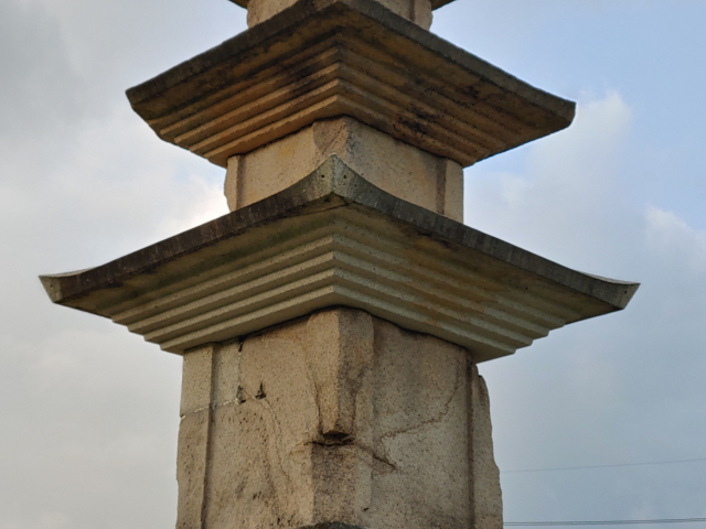 ▲ 염불사지 동삼층석탑을 복원하면서 1층 옥개석은 이거사지 석탑의 옥개석을 모방해 새로 다듬어 사용하고 있다.
