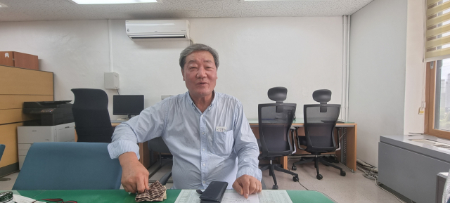 ▲ 홍경환 달서재안안전봉사단장이 봉사단의 과거 활동에 대해 설명하고 있다.