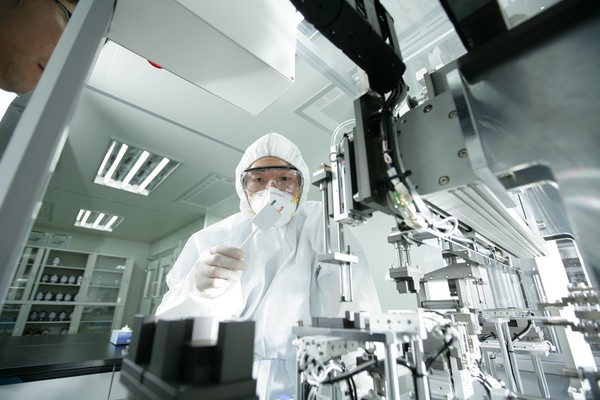 ▲ 포스코케미칼의 연구원이 이차전지소재연구센터에서 생산 제품이 적용된 배터리셀을 테스트하고 있다.