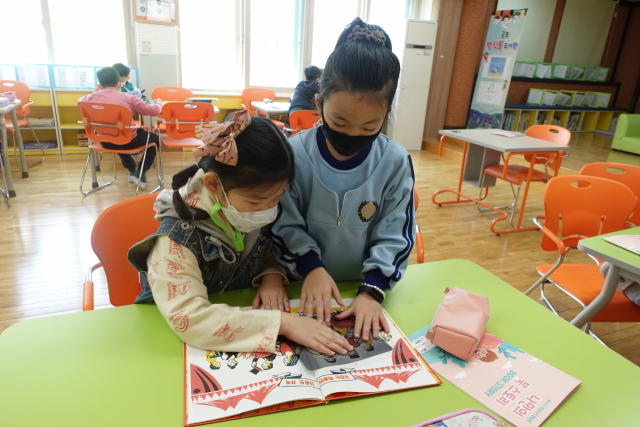 ▲ 올해 찾아가는 학교도서관 활용 교육으로 나만의 북 스토리 프로그램에 2명의 학생들이 참여하고 있다.
