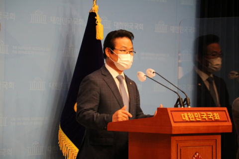 ▲ 국민의힘 김용판 의원(대구 달서병)이 15일 국회에서 ‘최재형 전 감사원장의 입당 환영 기자회견’을 열고 있다.