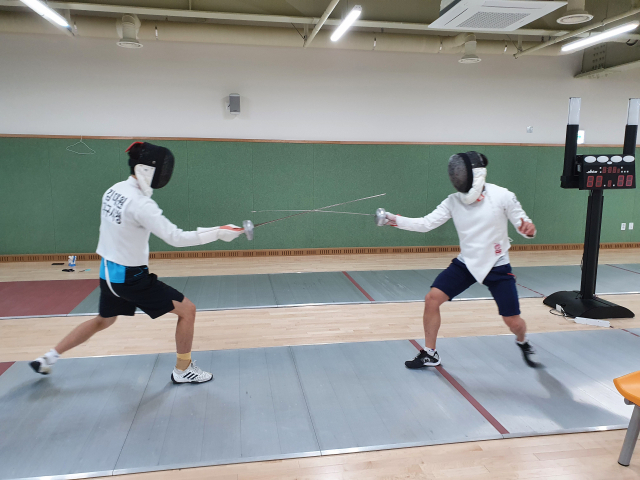 ▲ 대구스포츠단 근대5종팀의 김대원(왼쪽)과 진석현이 펜싱 종목 훈련을 하고 있다.