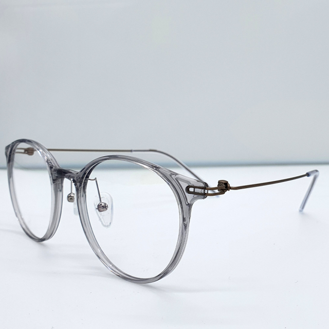 ▲ 유로테크의 안경 본체와 다리가 나사 없이 조립만으로 생산된 제품 모습.
