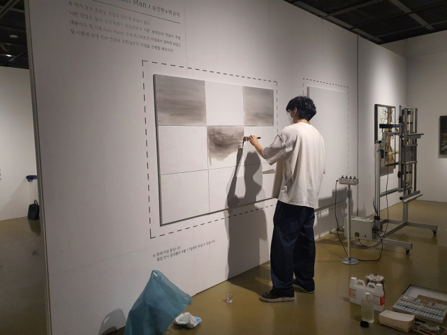 ▲ 대구 예술가 박규석 작가가 포용적 예술 ‘this-able’ 전에 참여해 전시관에서 그림 작업을 하고 있다.