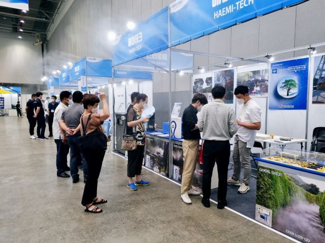 ▲ 21일 엑스코에서 개최된 대한민국 국제쿨산업전에 참석한 관계자들이 해미테크 제품을 관람하고 있다.