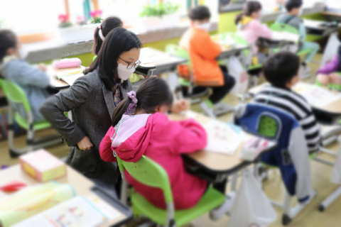 ▲ 경산초등학교 한 교실에서 교사가 학생들의 협력수업을 돕고 있다.