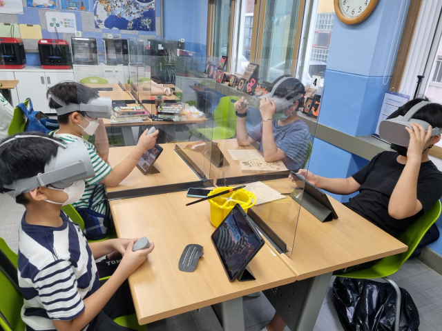 ▲ 동성초등학교 6학년 학생들이 가상현실(VR)을 활용한 오큘러스 교육을 통해 선조들의 생활을 체험해보고 있다.