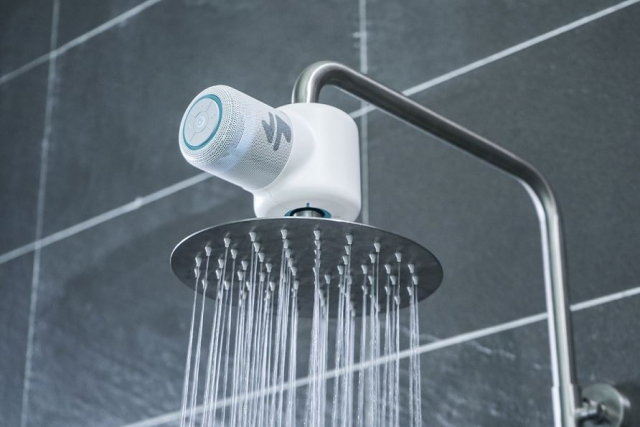 ▲ CES 2021 혁신상을 수상한 ‘샤워 파워’. 샤워기에서 나오는 흐르는 물을 수력발전처럼 활용해 배터리를 충전하는 방수스피커로 물이 흐르기 시작하면 전원이 켜지며, 샤워를 끝내면 자동으로 꺼진다. 음악재생·선택 등 기본 조절이 가능하다.