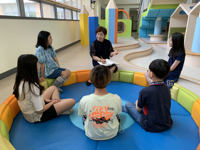 ▲ 김희자 신월초등학교장이 창의융합 인재 육성이라는 교육 비전을 주제로 학생들과 소통하고 있다.