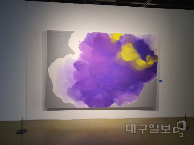 ▲ 블루룸전 마지막에 전시된 김미경 작가의 보라색 작품.