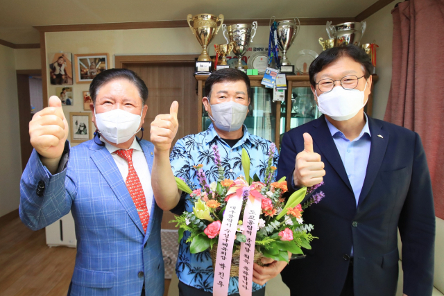 ▲ (왼쪽부터)박진우 수성구체육회장, 구자규씨, 김대권 수성구청장