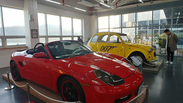 ▲ 경주세계자동차박물관이 저소득층 어린이와 가족을 위해 100원의 입장료로 세계의 명차를 관람할 수 있는 ‘100원의 행복’ 프로젝트를 운영한다. 영화 007 시리즈에 등장한 차량이 박물관에 전시돼 있다.