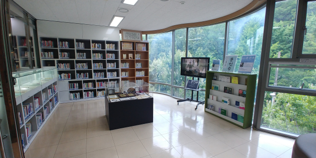 ▲ 대구 수성구립 용학도서관 3층에 위치한 라키비움은 도서관, 기록관, 박물관의 기능을 함께 수행하는 복합문화공간이다.