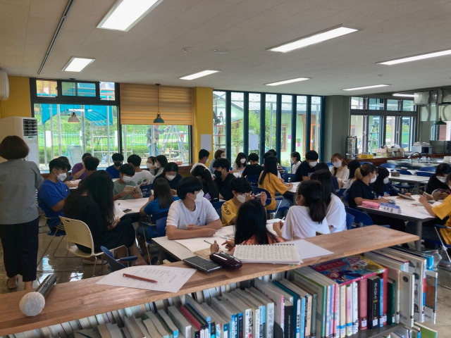 ▲ 상주 낙운중학교 학생들이 지혜의 창고인 도서관에서 독서활동을 하고 있다.