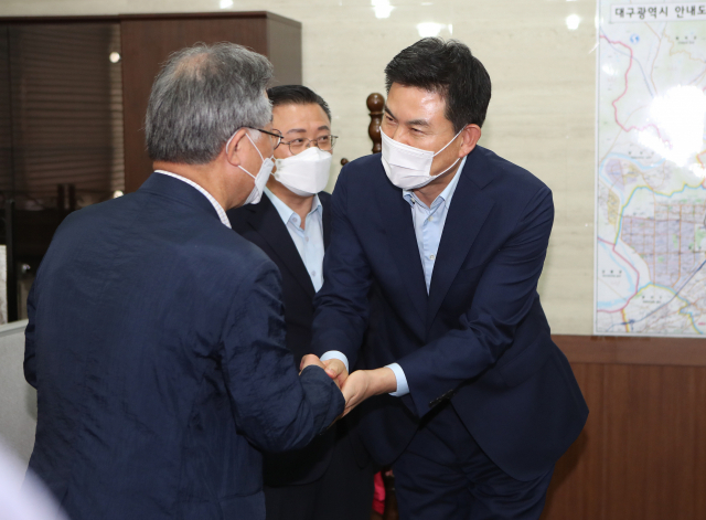 ▲ 국민의힘 대권주자인 김태호 의원이 4일 대구시당을 방문해 당직자들과 인사를 하고 있다. 연합뉴스