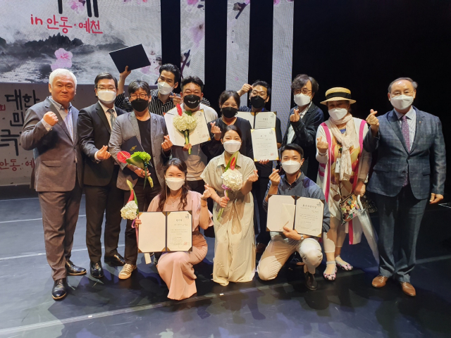 ▲ 제39회 대한민국연극제에 참여한 수상자들이 단체 기념사진을 촬영하고 있다.