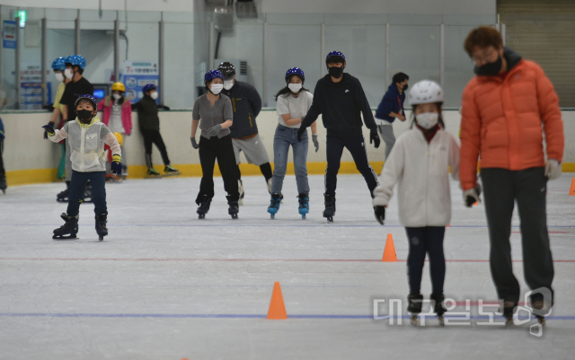 ▲ 지난 5일 대구실내빙상장에서 시민들이 스케이트를 타고 있다.