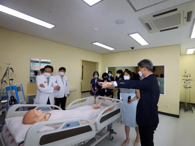 ▲ 계명대 동산병원 관계자들이 최근 개소한 K-SMART 센터를 참관하고 있다.