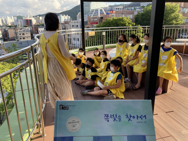 ▲ 대구 행복북구문화재단 태전도서관 여름독서캠프에 참가한 어린이들이 프로그램에 참여하고 있는 모습.