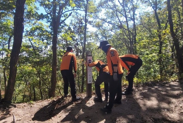 ▲ 경산소방서 대원들이 산악안전시설물을 점검하고 있다.