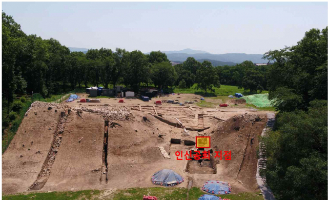 ▲ 국립경주문화재연구소가 2017년에 이어 두 번째로 월성 서성벽 발굴 과정에 사람을 제물로 제사를 지낸 흔적을 확인했다. 제사 제물로 보이는 여성 인골이 발견된 월성 서쪽 성벽.