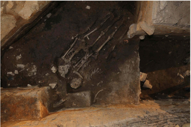 ▲ 국립경주문화재연구소가 2017년에 이어 두 번째로 월성 서성벽 발굴 과정에 사람을 제물로 제사를 지낸 흔적을 확인했다. 2017년 발굴 과정에서 확인된 남녀의 인골.
