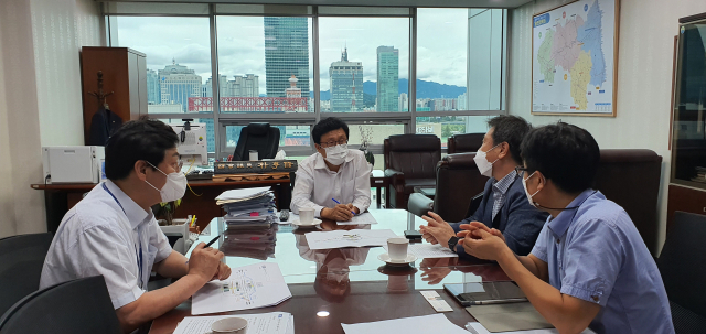 ▲ 국민의힘 박형수 국회의원이 정부부처 관계자와 내년도 지역구 예산에 대해 논의하고 있다.