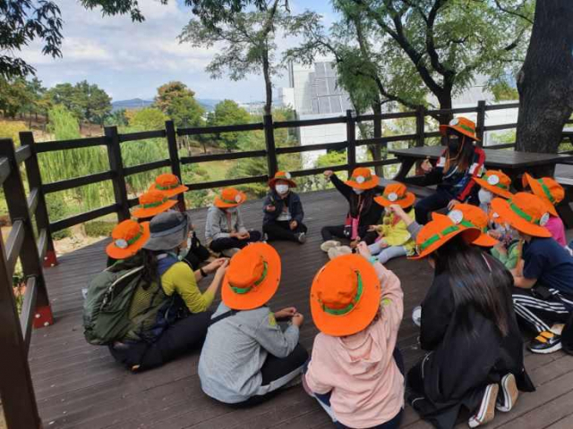 ▲ 아이들이 책숲에코탐험대 프로그램에 참여하고 있다.