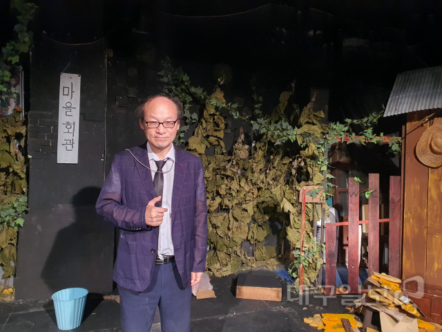 ▲ 이송희 빈티지 소극장 대표가 무대에서 기념사진을 촬영하고 있다.