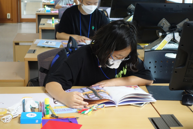 ▲ 의성군립도서관이 초등학생을 대상으로 진행한 프로그램 이야기가 있는 코딩의 모습.