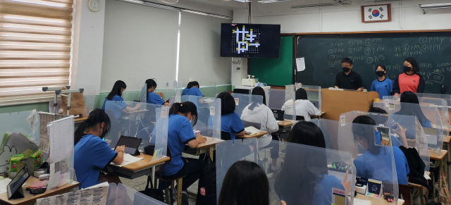 ▲ 대구 경일여자중학교 학생들이 1인당 지급받은 태블릿PC를 활용해 수업을 받고 있다.