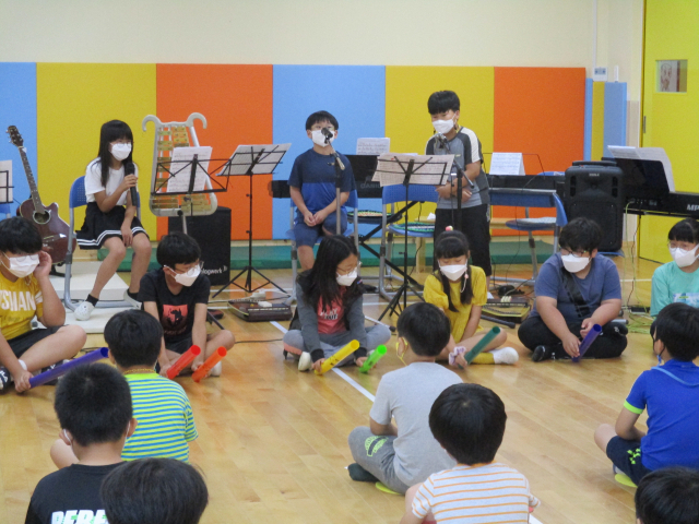 ▲ 안동 동부초등학교 학생들이 꿈만들기 프로젝트 수업에 참여해 각종 악기를 다루고 있다.