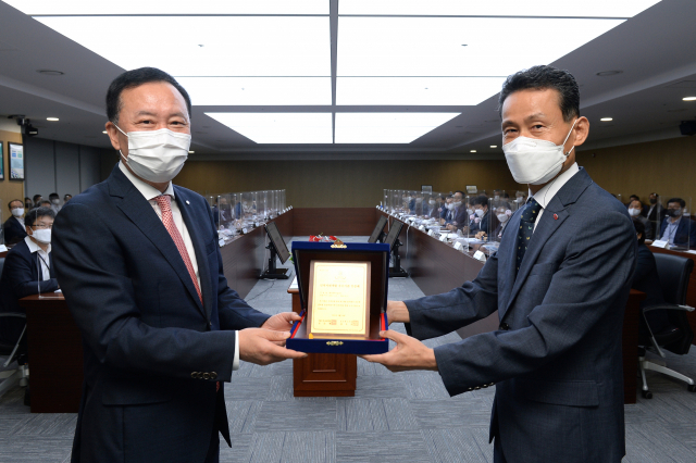 ▲ 한국전력기술이 2021년 ‘Best HRD’ 인적자원개발 우수기관 인증을 획득한 가운데 김성암 사장(왼쪽)이 인증패를 전달 받고 있다.