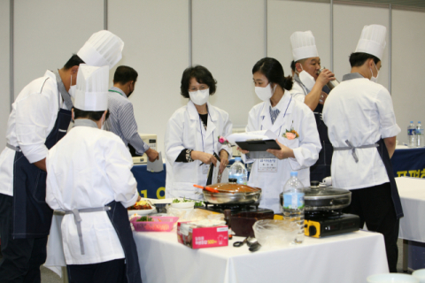 ▲ 구미시 직원들이 2021 일품일미 구미맛집 라이브경연＆품평회에 참가한 팀들의 요리를 평가하고 있다.
