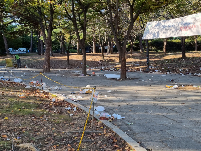 ▲ 17일 오전 대구 달서구 두류공원 코오롱야외음악당 거리에 시민들이 밤사이 버려두고 간 쓰레기들이 뒹굴고 있다.