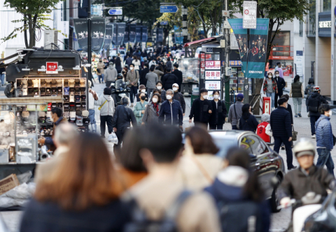 ▲ 새로운 사회적 거리두기 조정안 실시를 하루 앞둔 17일 오후 서울 명동을 찾은 시민들이 거리를 걷고 있다. 연합뉴스