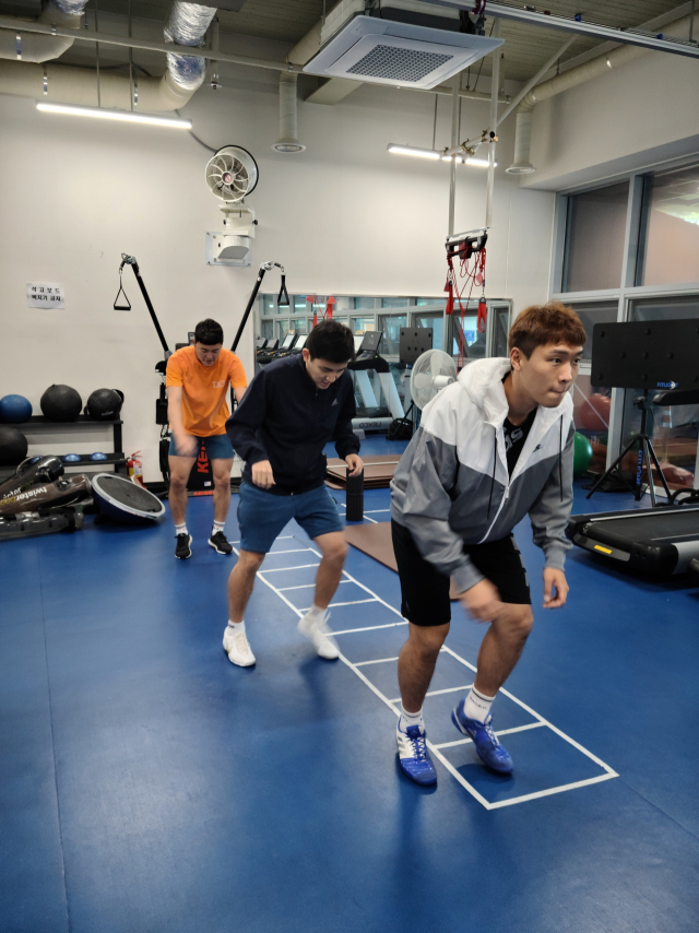 ▲ 대구팀 박광원, 송종훈, 박준영(왼쪽부터)이 펜싱에서 중요한 빠른 스텝 능력을 키우기 위해 훈련하고 있는 모습.
