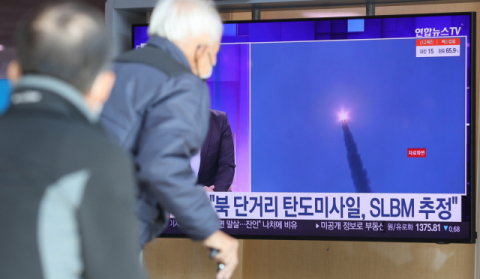 ▲ 19일 오후 서울역 대합실에 설치된 모니터에서 북한의 단거리 탄도미사일 발사 관련 뉴스가 나오고 있다. 군 당국은 북한이 19일 발사한 단거리 탄도미사일이 잠수함발사탄도미사일로 추정된다고 밝혔다.