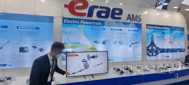 ▲ 이래AMS관계자가 개발 착수에 들어갈 변속기인 e-Axle 기술을 설명하고 있다.