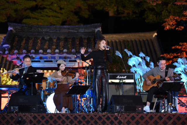 ▲ 이유밴드가 다른 연주자들과 협연을 통해 야외 공연을 선보이고 있다.
