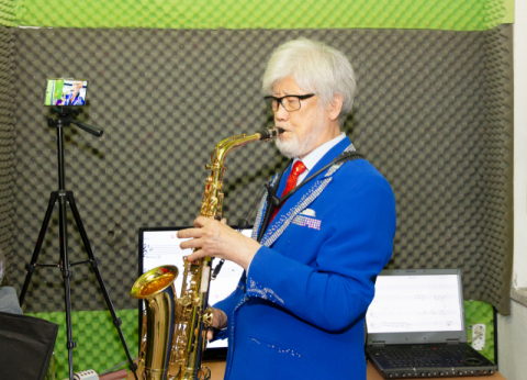 ▲ 조석준씨가 자신의 유튜브 채널 ‘덕산’을 통해 색소폰을 연주를 선보이고 있다.